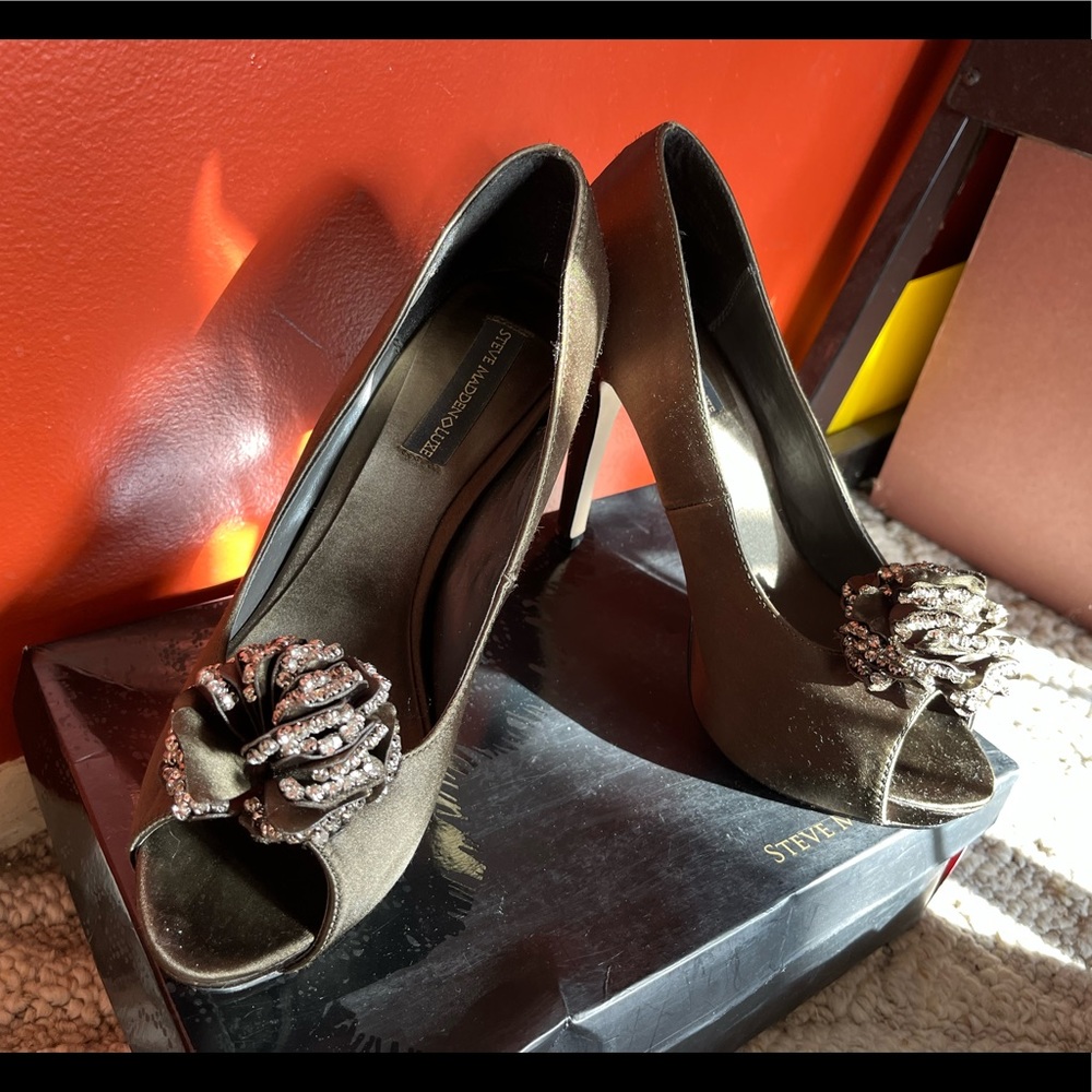 Steve Madden Luxe Olive Peep Toe Platform Heels with floral design 💚